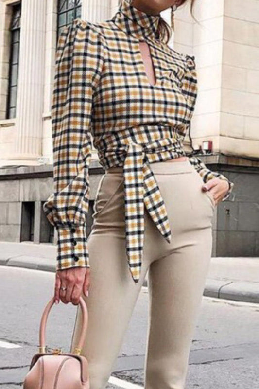 Celebridades: Elegante blusa a cuadros con lazo y cuello mandarín en contraste