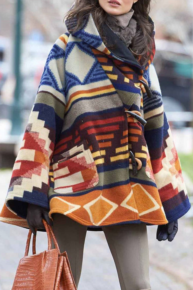 Elegante prenda exterior con cuello y capucha y estampado geométrico de patchwork