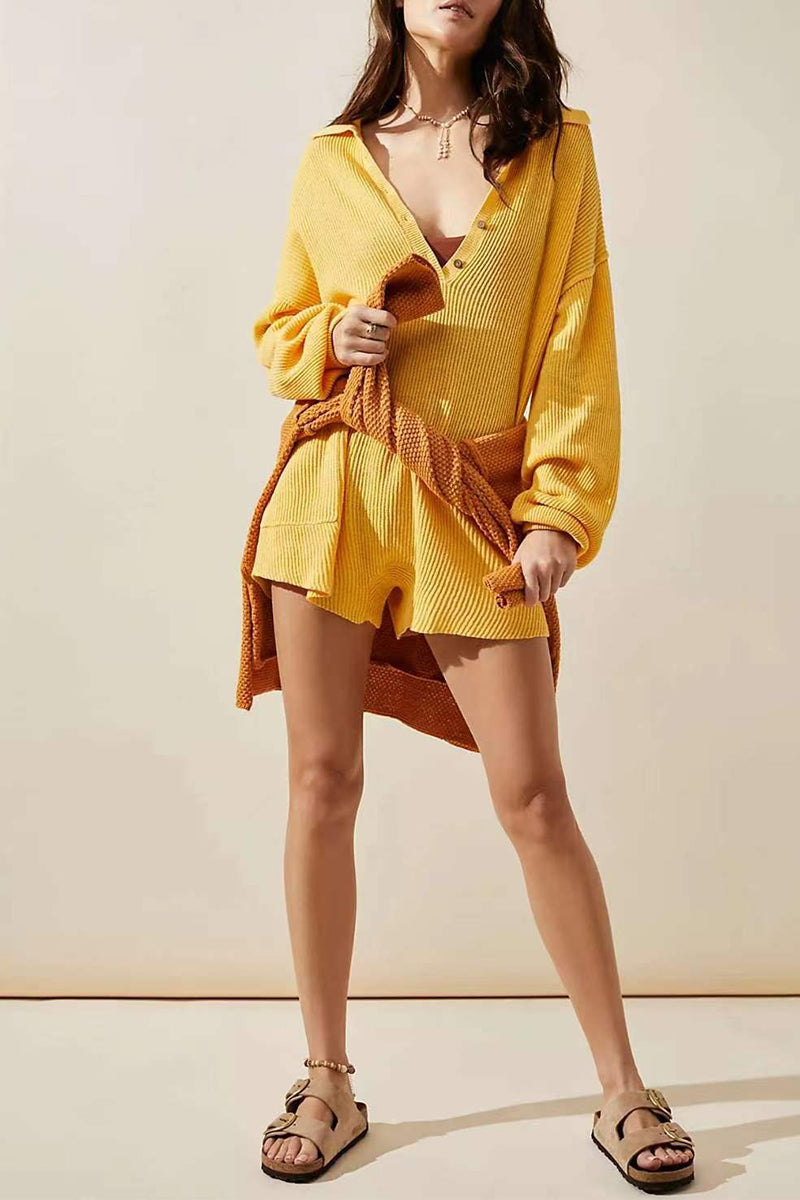 Mono holgado informal sencillo con botones lisos y cuello en V