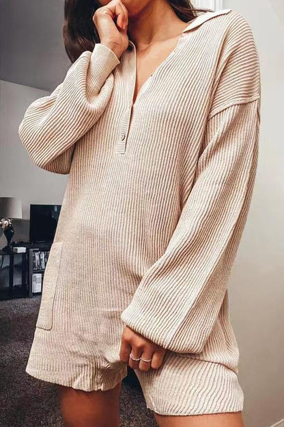 Mono holgado informal sencillo con botones lisos y cuello en V