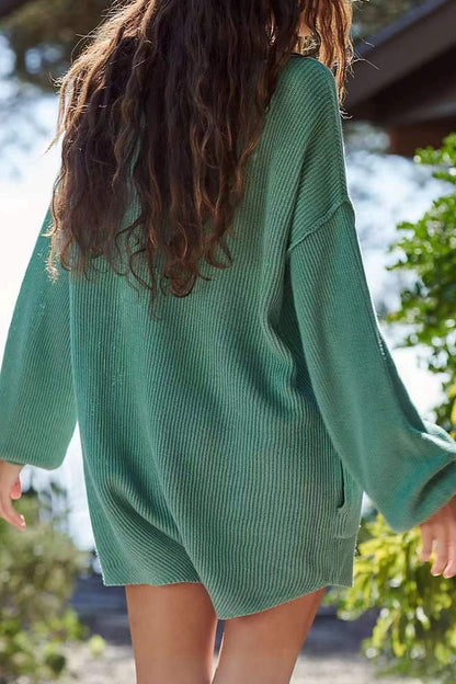 Mono holgado informal sencillo con botones lisos y cuello en V