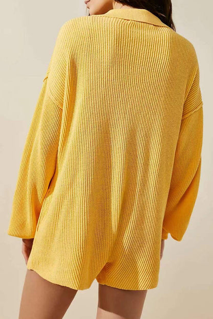 Mono holgado informal sencillo con botones lisos y cuello en V