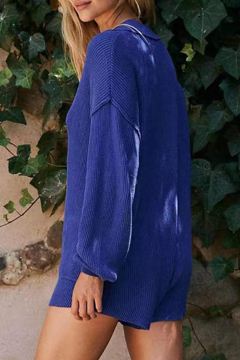 Mono holgado informal sencillo con botones lisos y cuello en V