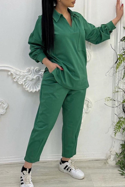 Conjunto informal de dos piezas con cuello vuelto, manga larga y parches sólidos