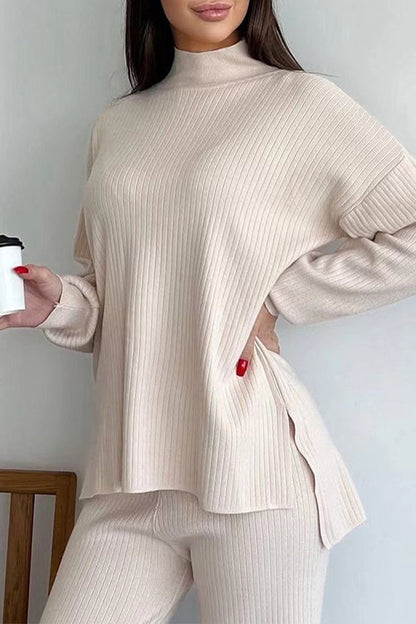 Conjunto de dos piezas de cuello alto, manga larga y estilo casual sencillo.