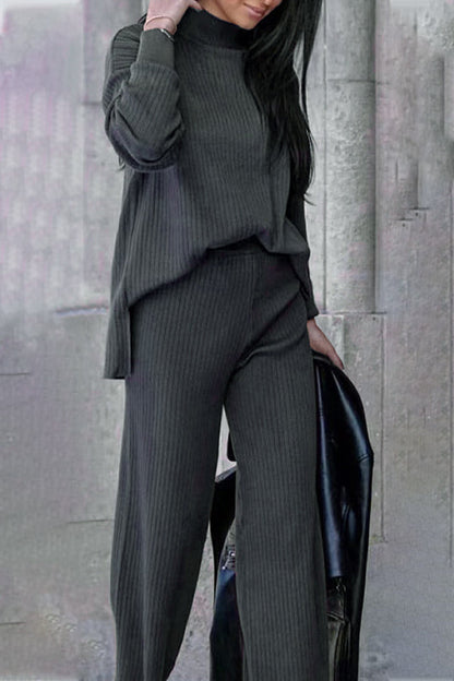 Conjunto de dos piezas de cuello alto, manga larga y estilo casual sencillo.