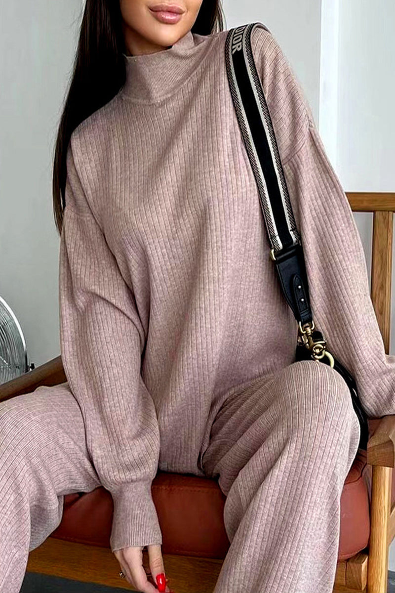 Conjunto de dos piezas de cuello alto, manga larga y estilo casual sencillo.