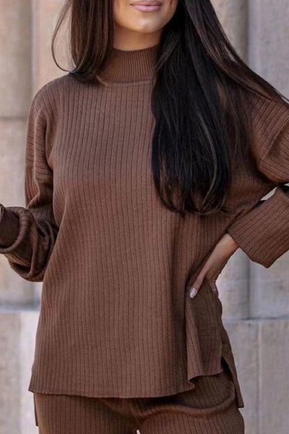Conjunto de dos piezas de cuello alto, manga larga y estilo casual sencillo.