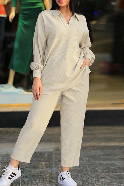 Conjunto informal de dos piezas con cuello vuelto, manga larga y parches sólidos