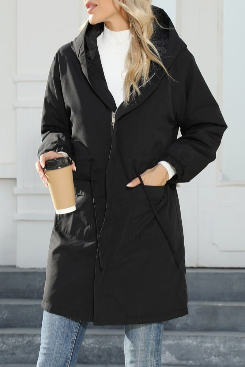 Elegante prenda exterior con cuello y capucha y bolsillos sólidos