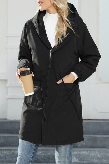 Elegante prenda exterior con cuello y capucha y bolsillos sólidos