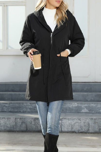 Elegante prenda exterior con cuello y capucha y bolsillos sólidos