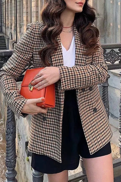 Prenda exterior informal de estilo británico con cuello vuelto, hebilla y bolsillo a rayas y cuadros