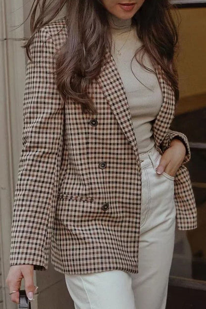 Prenda exterior informal de estilo británico con cuello vuelto, hebilla y bolsillo a rayas y cuadros