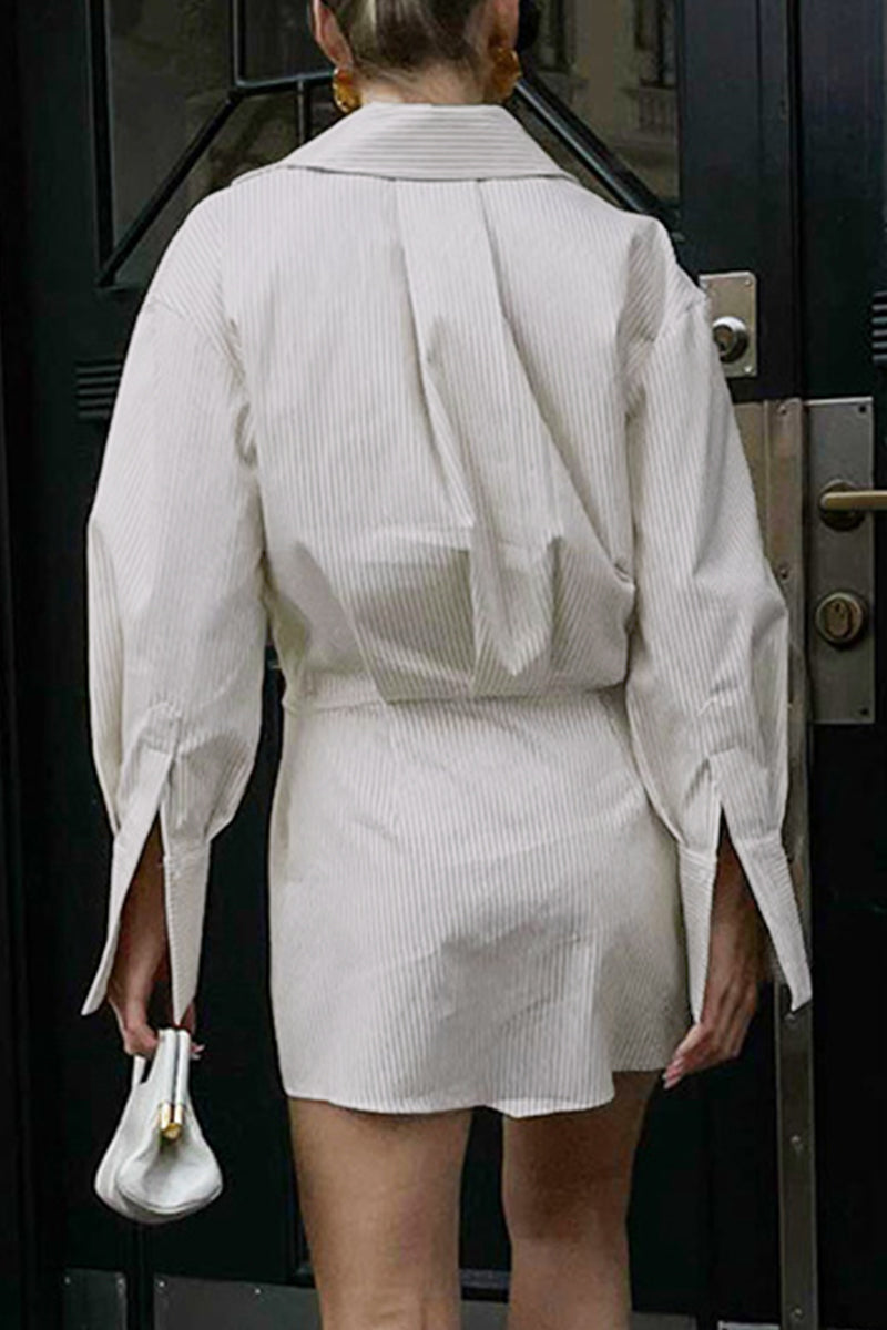 Elegante vestido camisero con cuello vuelto y botones de patchwork a rayas