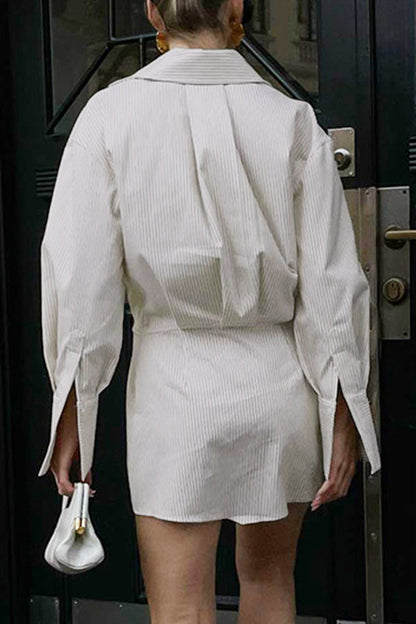 Elegante vestido camisero con cuello vuelto y botones de patchwork a rayas