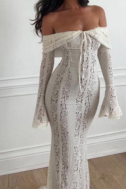 Vestido de encaje con mangas acampanadas y hombros descubiertos