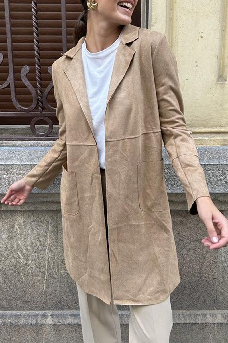 Prendas de abrigo con cuello vuelto, bolsillos lisos y simplicidad urbana
