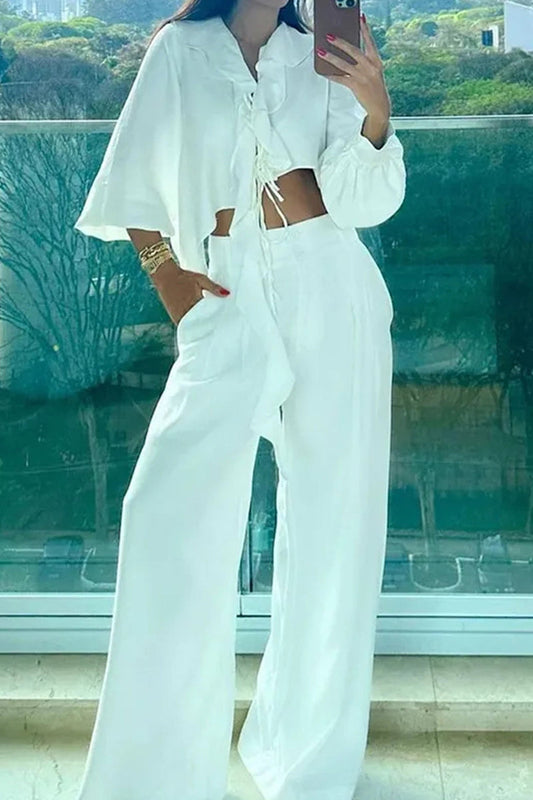 Elegante conjunto de dos piezas con cuello en V, manga larga y volante liso