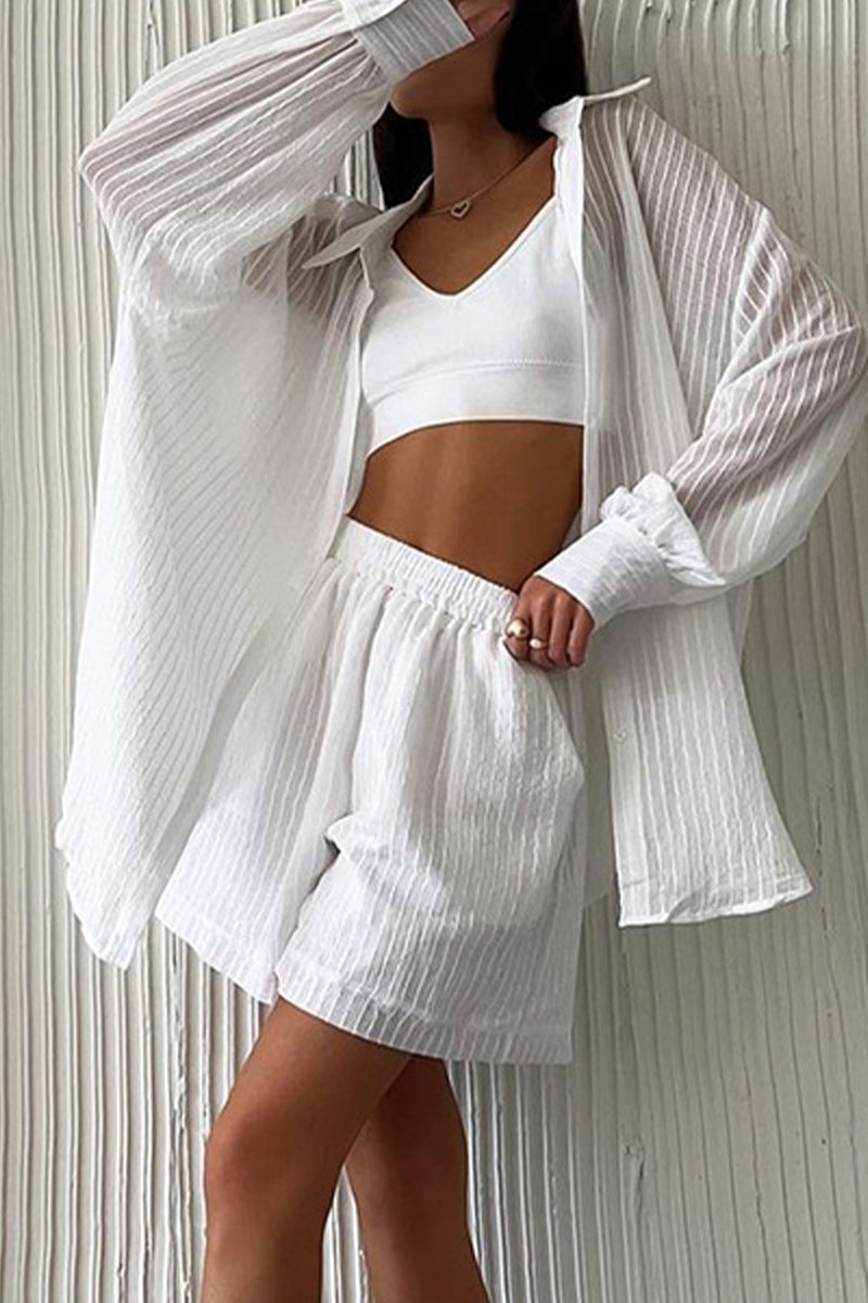 Conjunto de dos piezas informal, sencillo, con botones lisos, cuello vuelto y manga larga