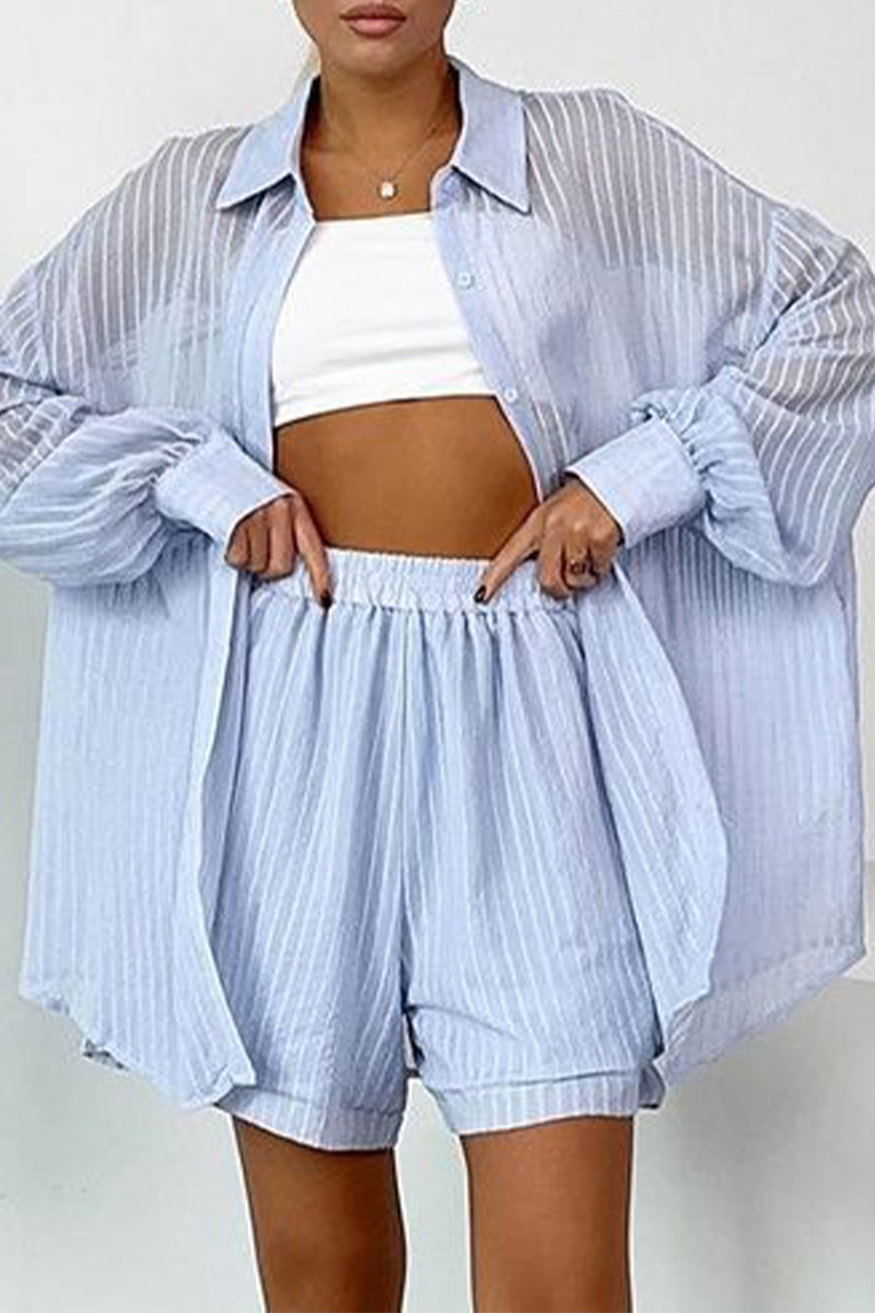 Conjunto de dos piezas informal, sencillo, con botones lisos, cuello vuelto y manga larga
