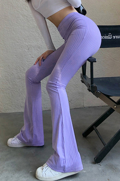 Pantalones casuales sencillos de color liso con cintura alta y botones.