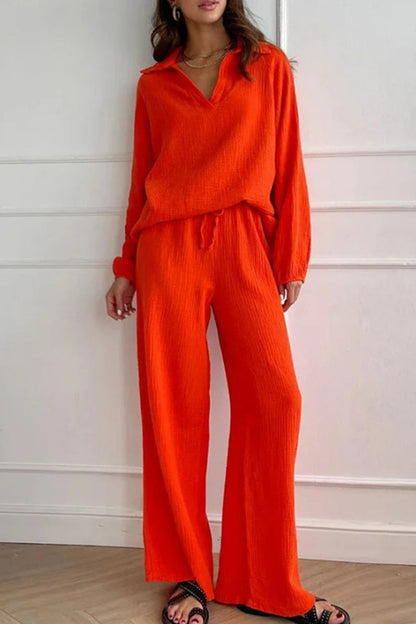 Conjunto de dos piezas informal, sencillo, liso, con frenillo y cuello vuelto, manga larga