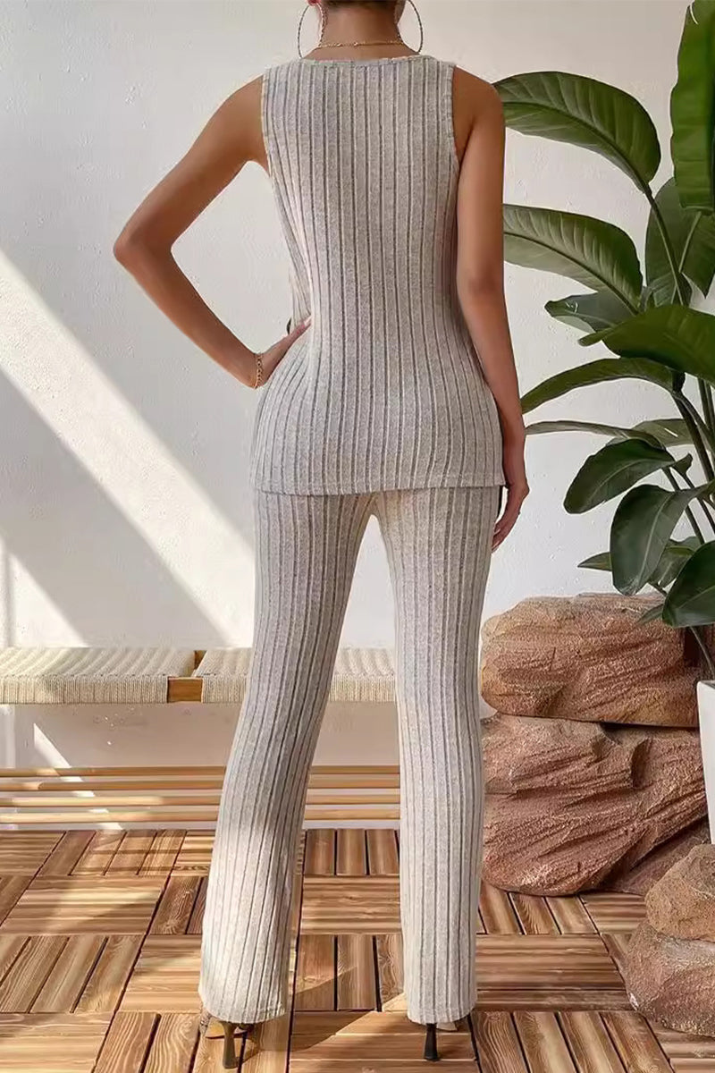 Conjunto informal sencillo de dos piezas, sin mangas, con escote en V liso