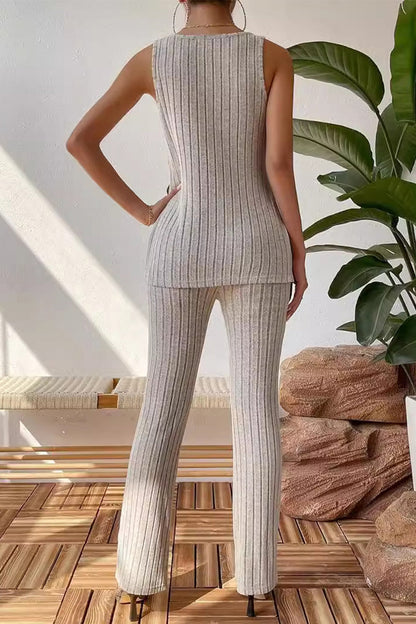 Conjunto informal sencillo de dos piezas, sin mangas, con escote en V liso