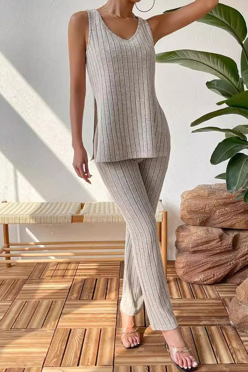 Conjunto informal sencillo de dos piezas, sin mangas, con escote en V liso