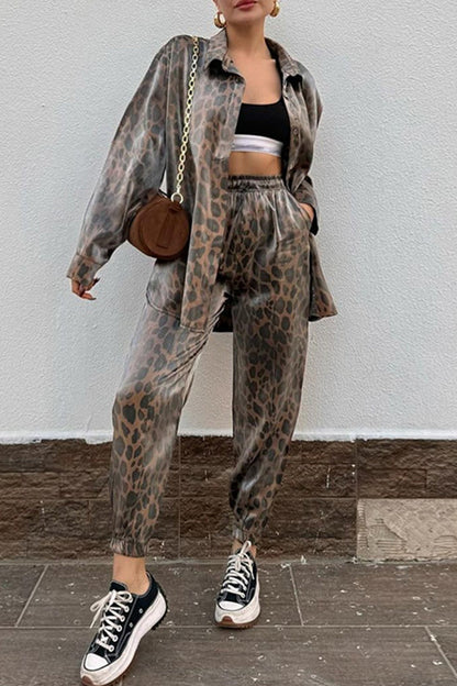 Conjunto informal de dos piezas con estampado vintage de leopardo, cuello vuelto, manga larga