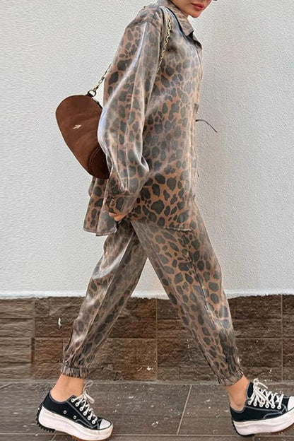 Conjunto informal de dos piezas con estampado vintage de leopardo, cuello vuelto, manga larga