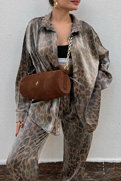 Conjunto informal de dos piezas con estampado vintage de leopardo, cuello vuelto, manga larga
