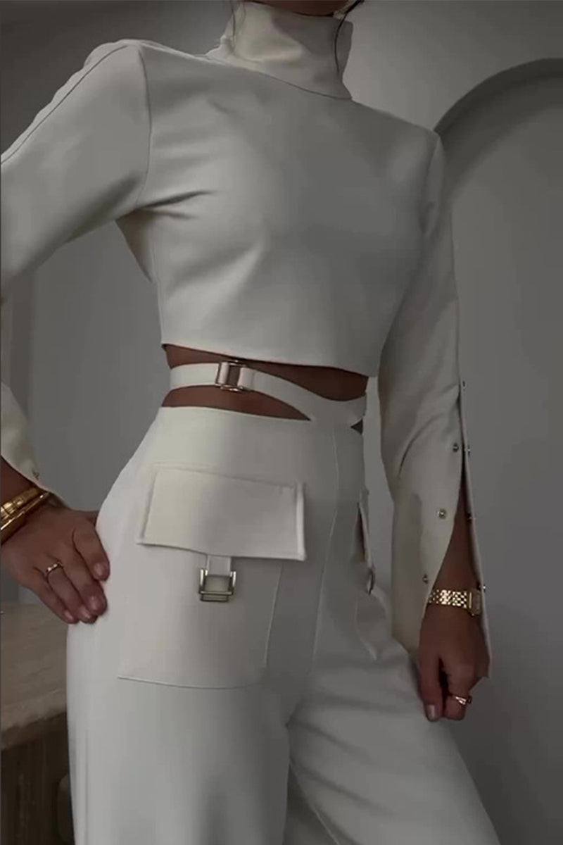 Conjunto informal de dos piezas con cuello alto, manga larga y accesorios metálicos ahuecados.