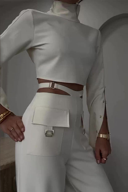 Conjunto informal de dos piezas con cuello alto, manga larga y accesorios metálicos ahuecados.
