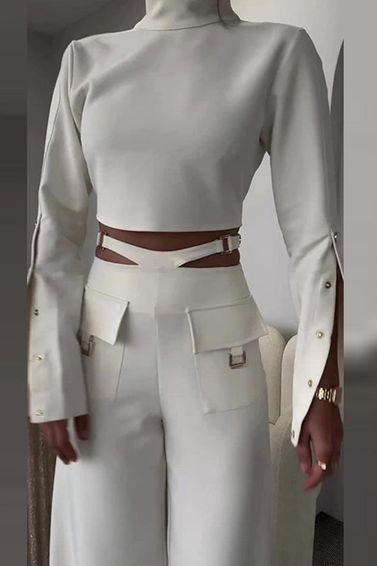 Conjunto informal de dos piezas con cuello alto, manga larga y accesorios metálicos ahuecados.