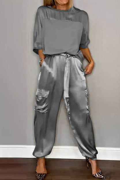 Conjunto informal de dos piezas con cuello redondo, manga corta y bolsillos sólidos