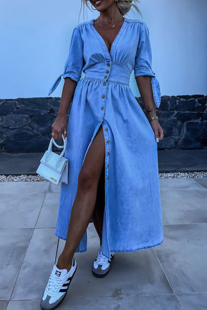 Elegante vestido vaquero holgado de media manga con escote en V y hebilla antigua de color liso