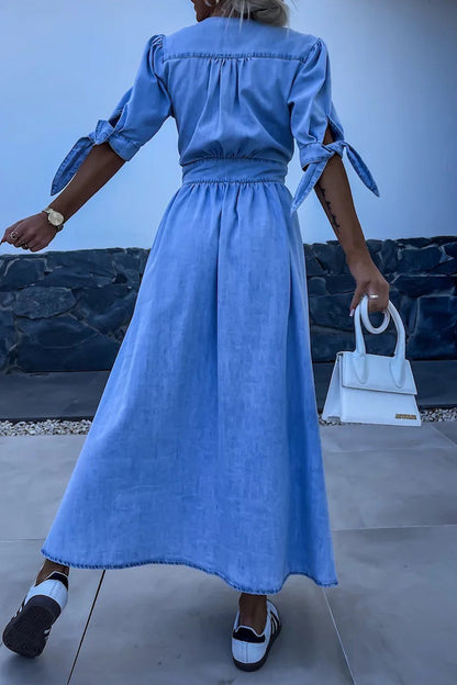Elegante vestido vaquero holgado de media manga con escote en V y hebilla antigua de color liso