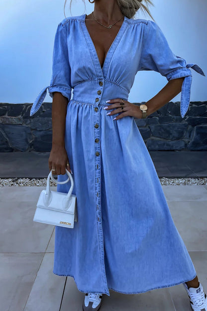 Elegante vestido vaquero holgado de media manga con escote en V y hebilla antigua de color liso