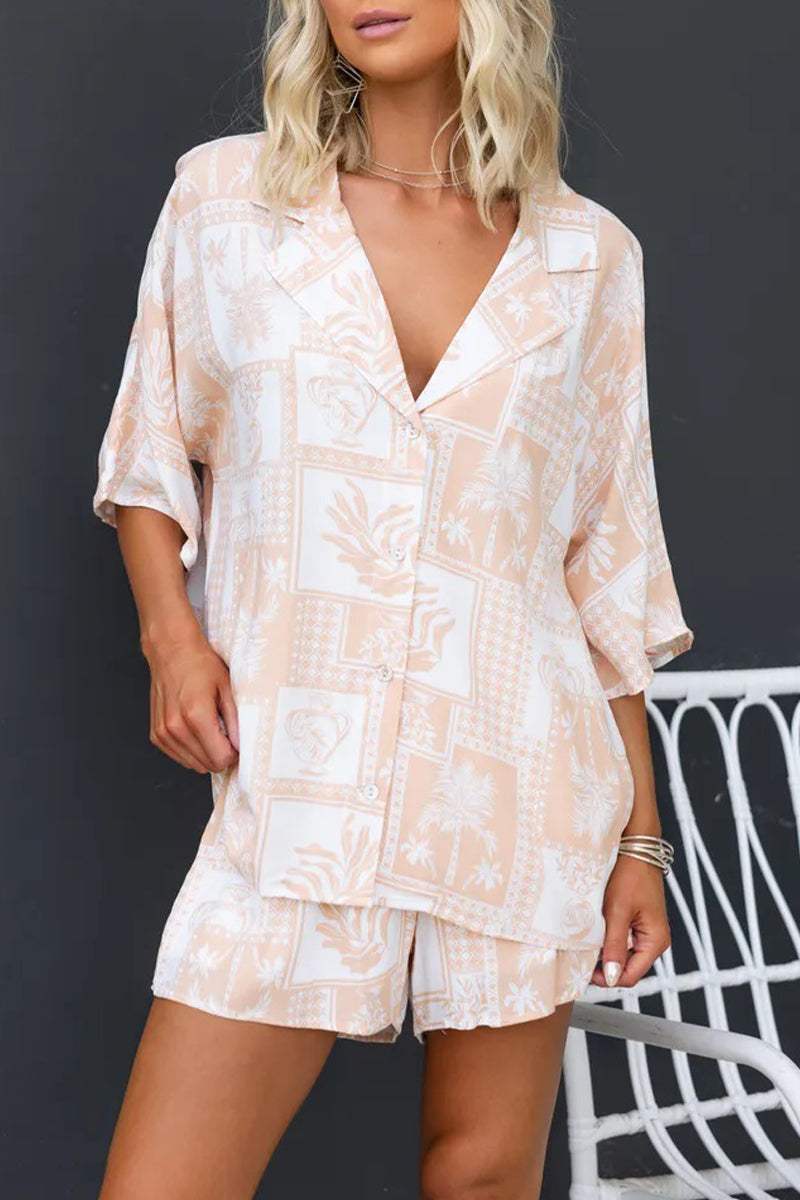 Conjunto de dos piezas informal de vacaciones con estampado geométrico, botones, cuello vuelto en contraste, media manga