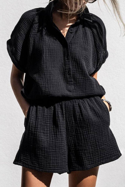 Conjunto de dos piezas informal, sencillo, liso, con bolsillos, botones, cuello vuelto y manga corta