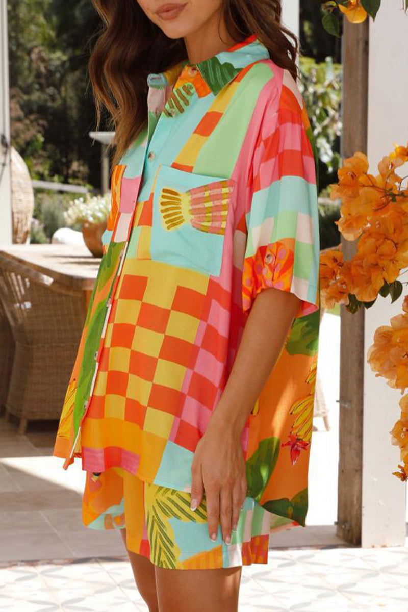 Conjunto informal de dos piezas con estampado geométrico, bolsillo y cuello vuelto en contraste, manga corta
