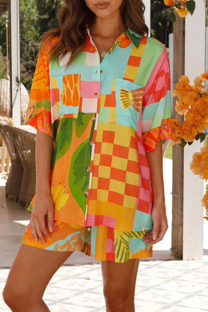 Conjunto informal de dos piezas con estampado geométrico, bolsillo y cuello vuelto en contraste, manga corta