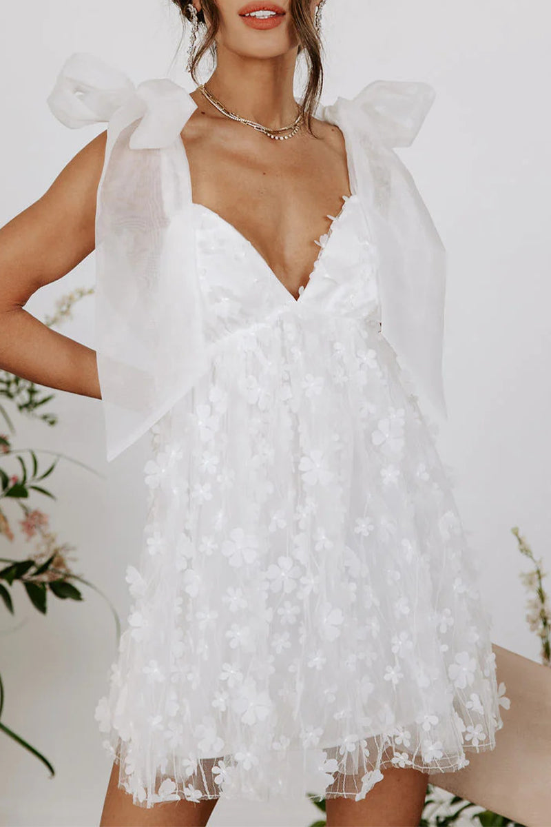 Vestidos cortos dulces de escote en V y frenillo liso