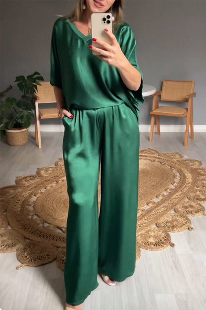Conjunto de dos piezas informal sencillo con cuello en V, manga corta y bolsillos sólidos