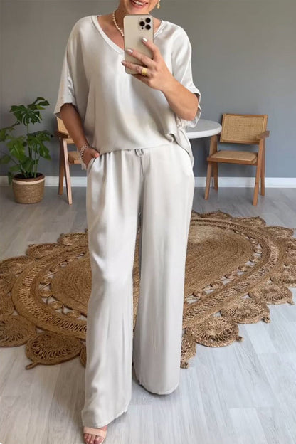 Conjunto de dos piezas informal sencillo con cuello en V, manga corta y bolsillos sólidos