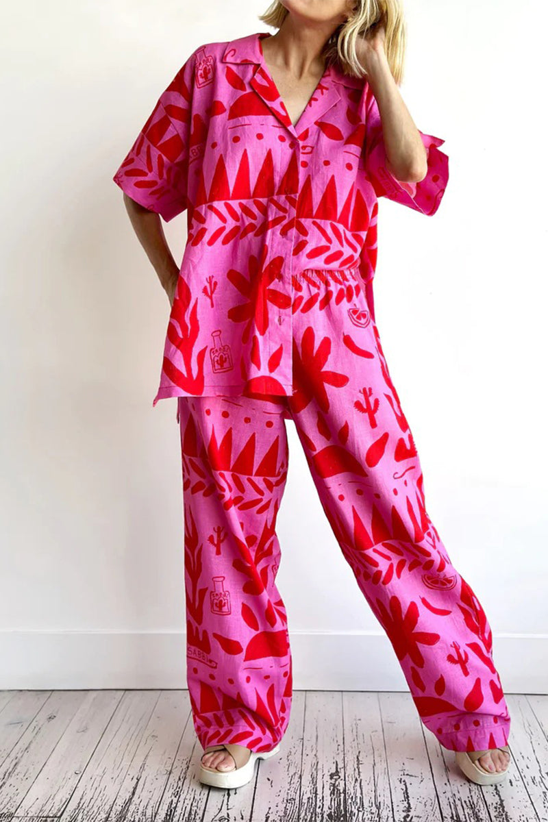 Conjunto informal de dos piezas con cuello vuelto, manga corta y estampado floral de calle con bolsillos y parches