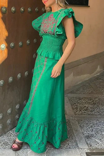 Elegante traje de dos piezas con cuello redondo y volantes con estampado geométrico