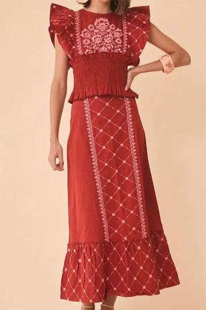 Elegante traje de dos piezas con cuello redondo y volantes con estampado geométrico